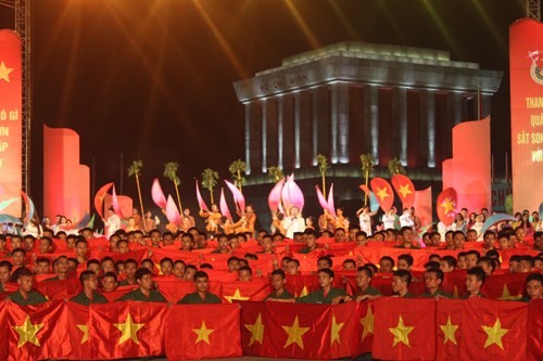 Zahlreiche Aktivitäten zum Jahrestag der Augustrevolution und zum Nationalfeiertag - ảnh 1